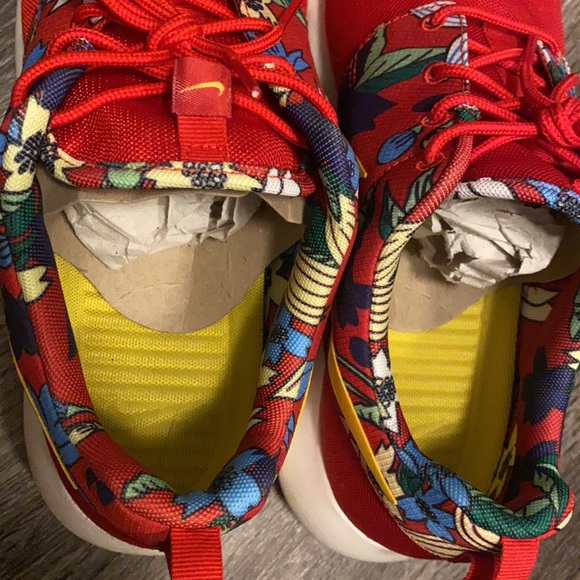 Women’s Nike Roshe One Print - Picture 4 of 5